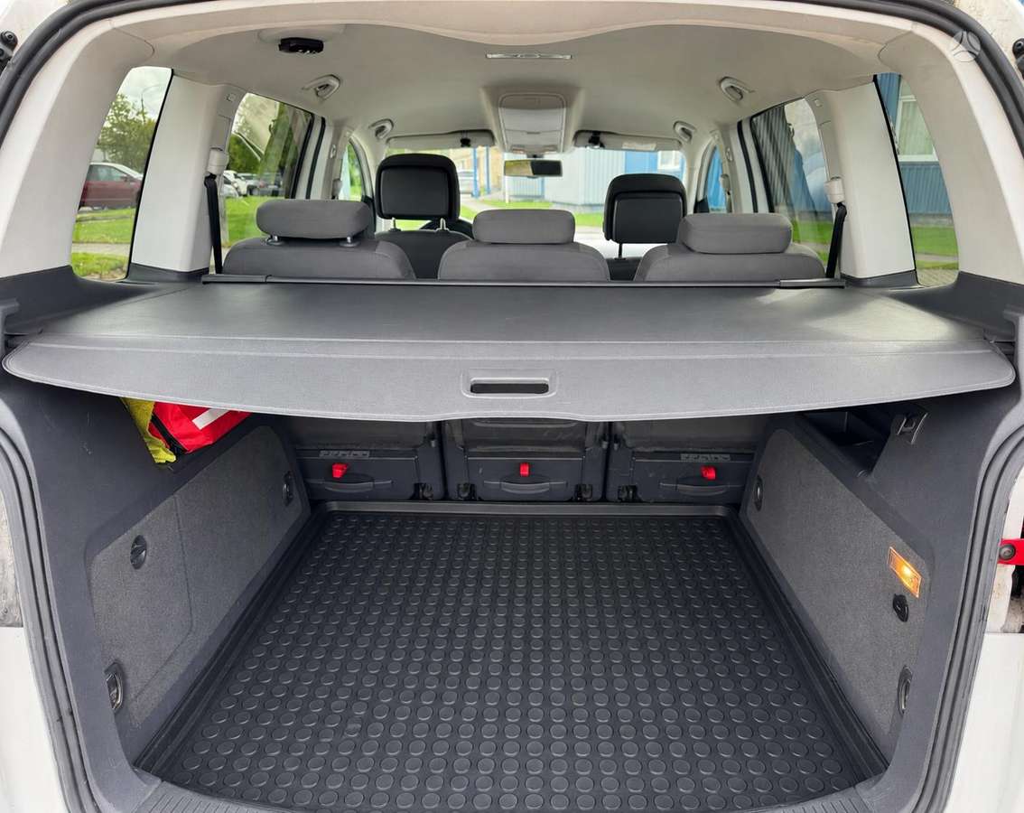 Volkswagen Touran - 10