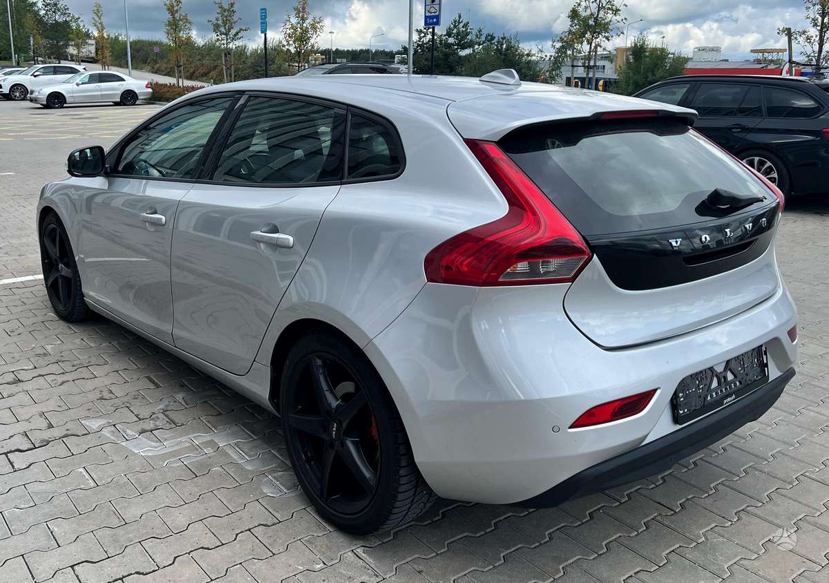 Volvo V40, 1.6 l., hatchback