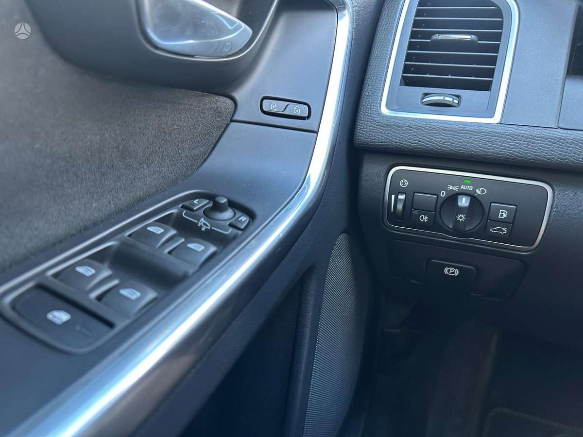 Volvo XC60, 2.4 l., off-road / crossover