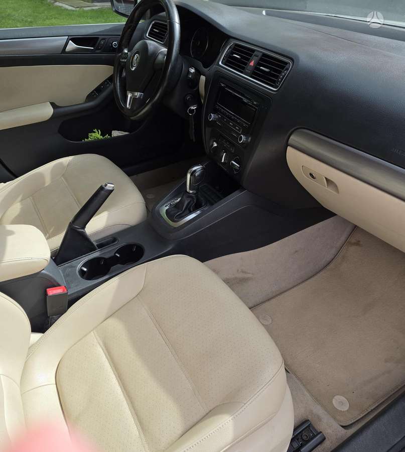 Volkswagen Jetta - 4