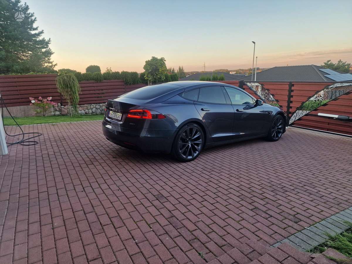 Tesla Model S - 1