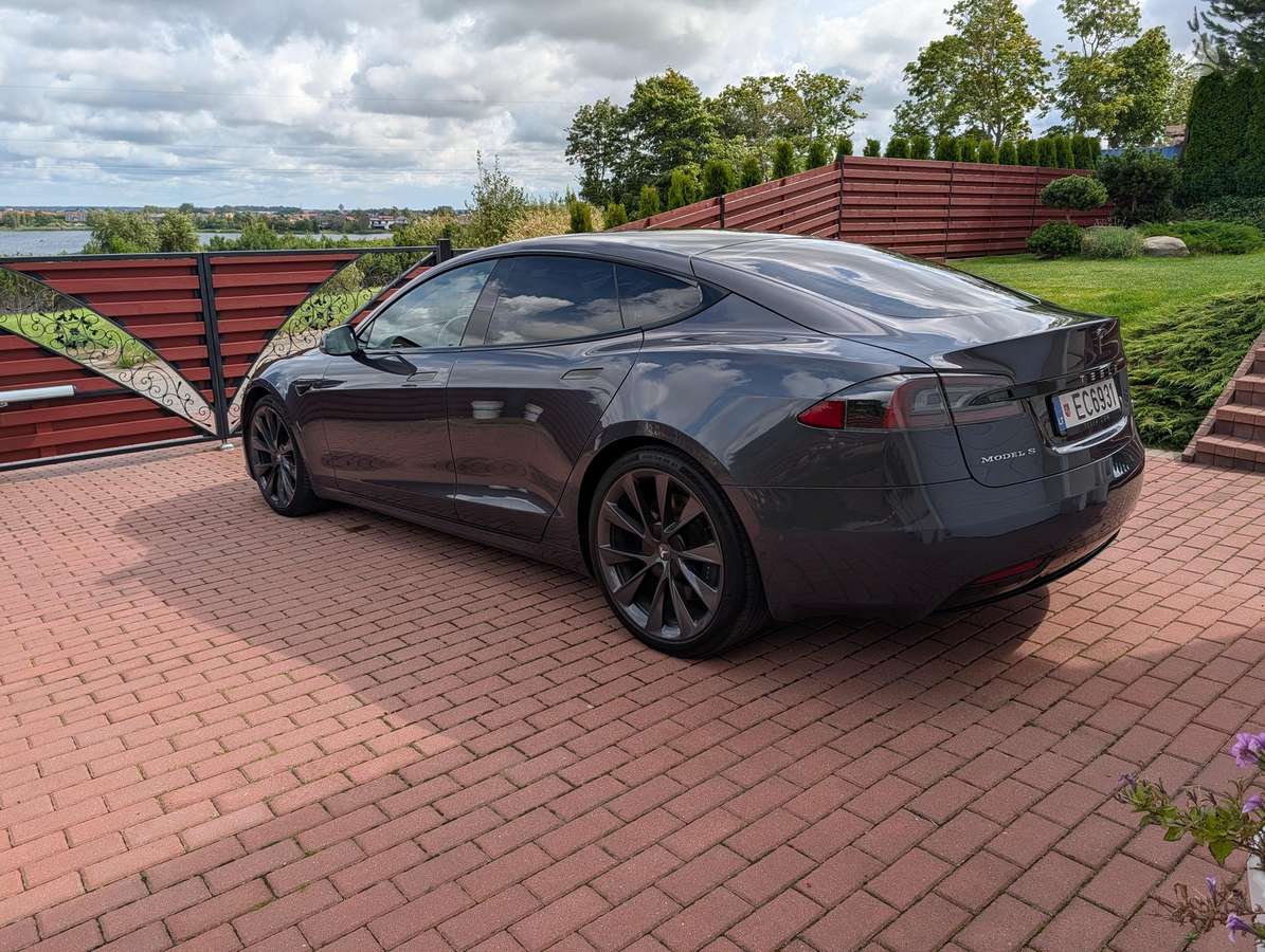 Tesla Model S - 6