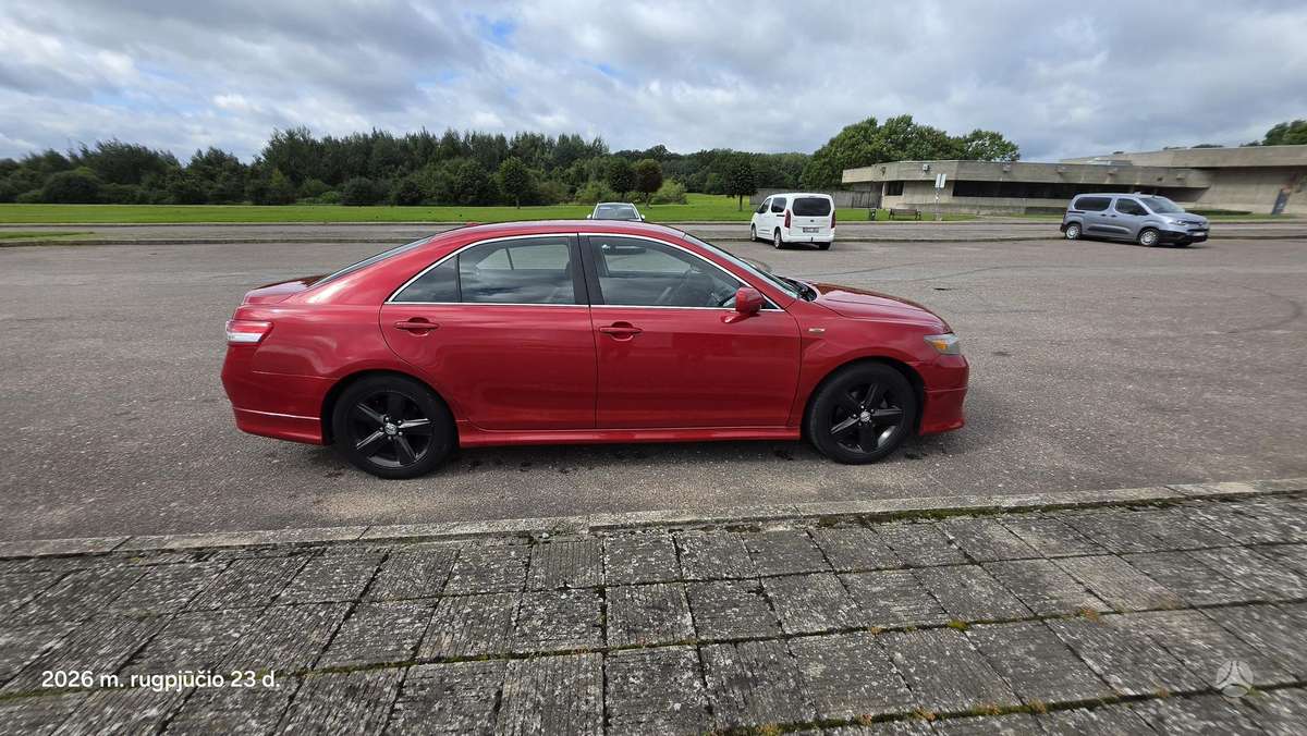 Toyota Camry - 4
