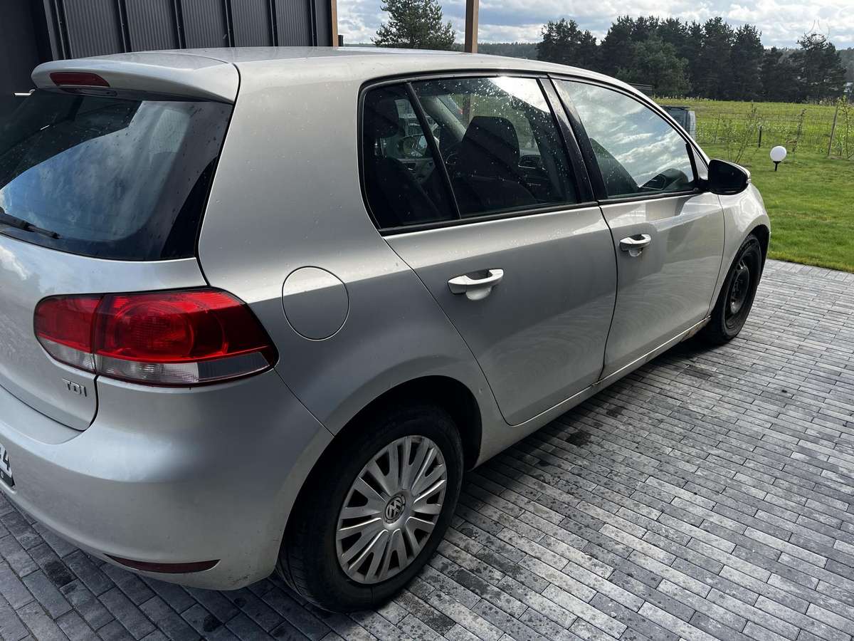 Volkswagen Golf - 6