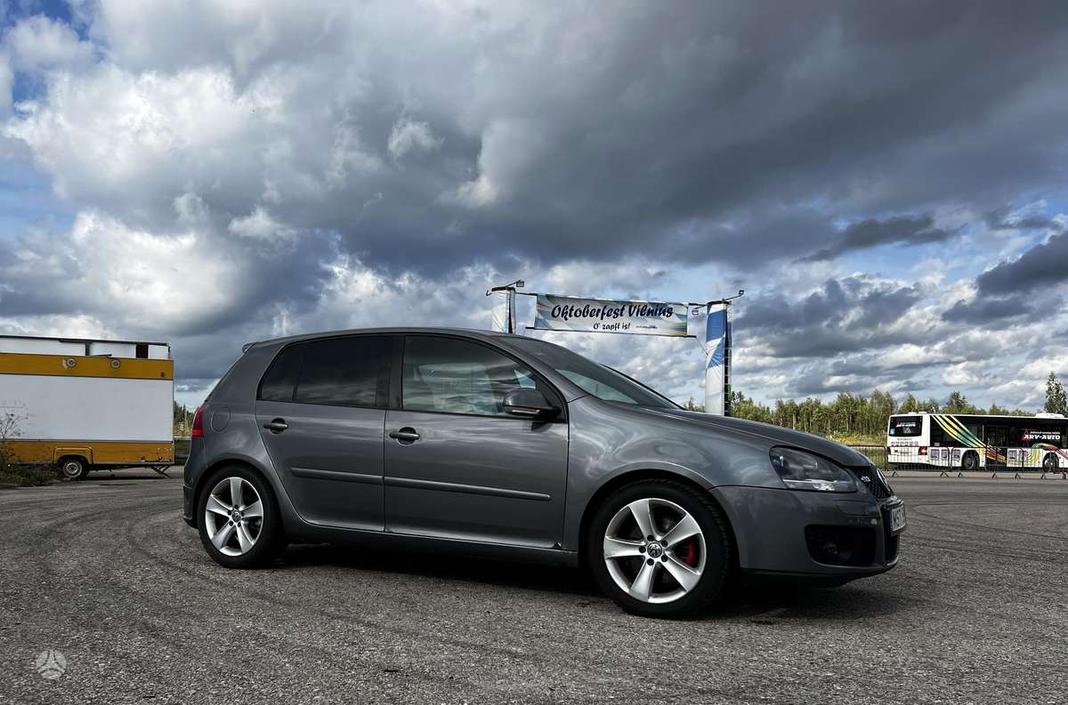 Volkswagen Golf - 1