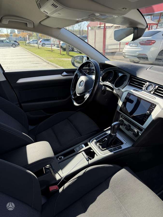 Volkswagen Passat - 11