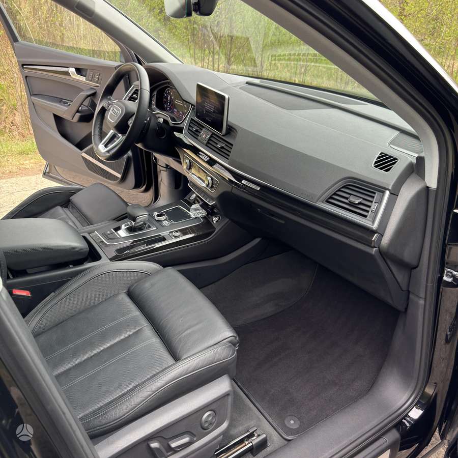 Audi Q5, 2.0 l., off-road / crossover