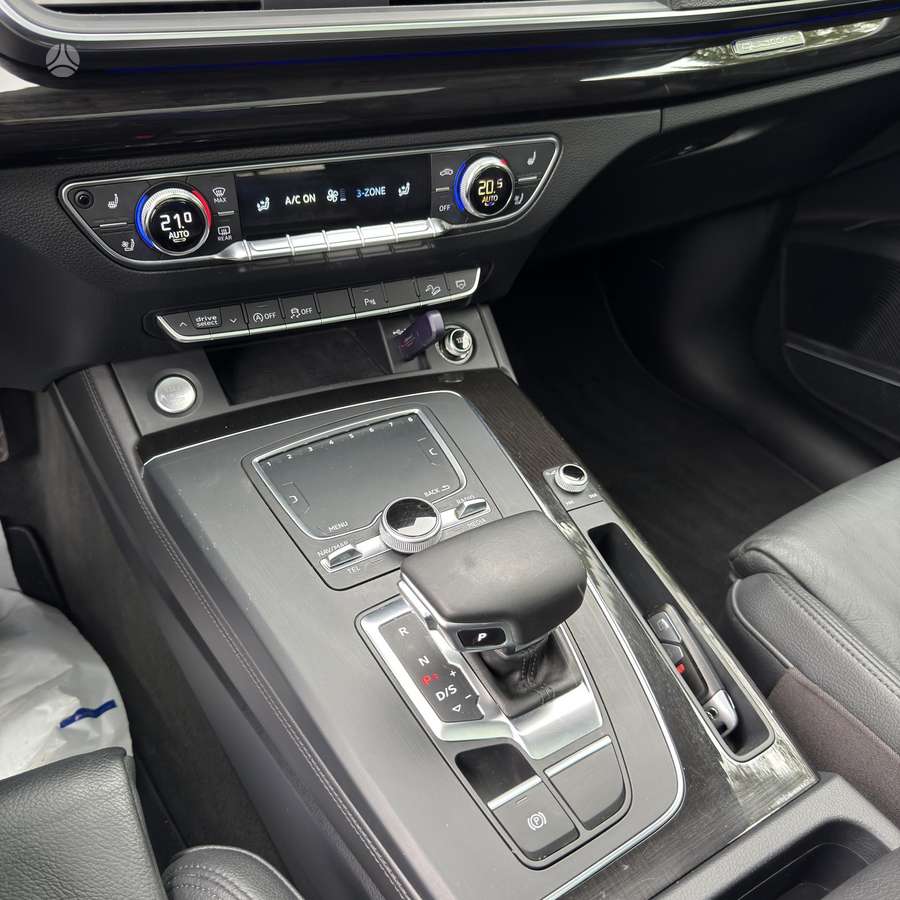 Audi Q5, 2.0 l., off-road / crossover