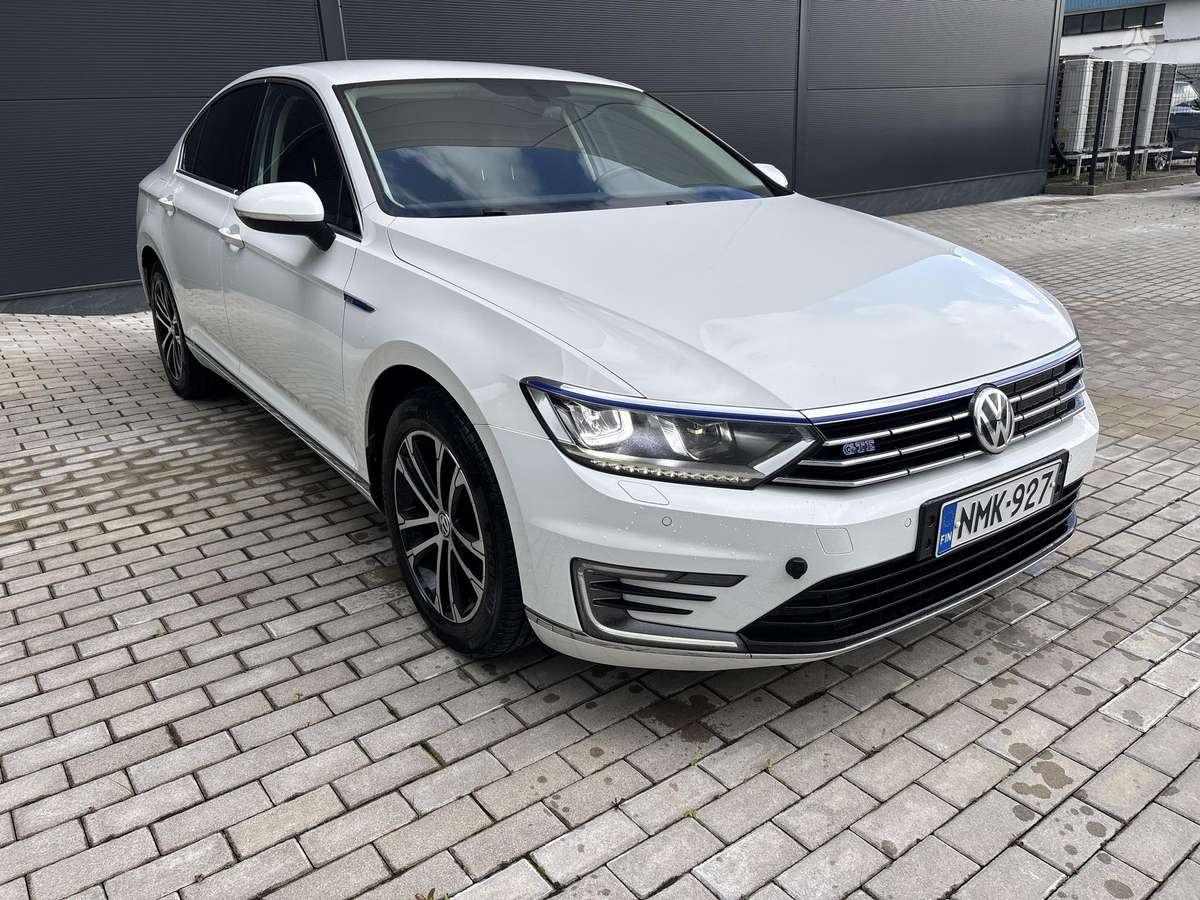 Volkswagen Passat - 1