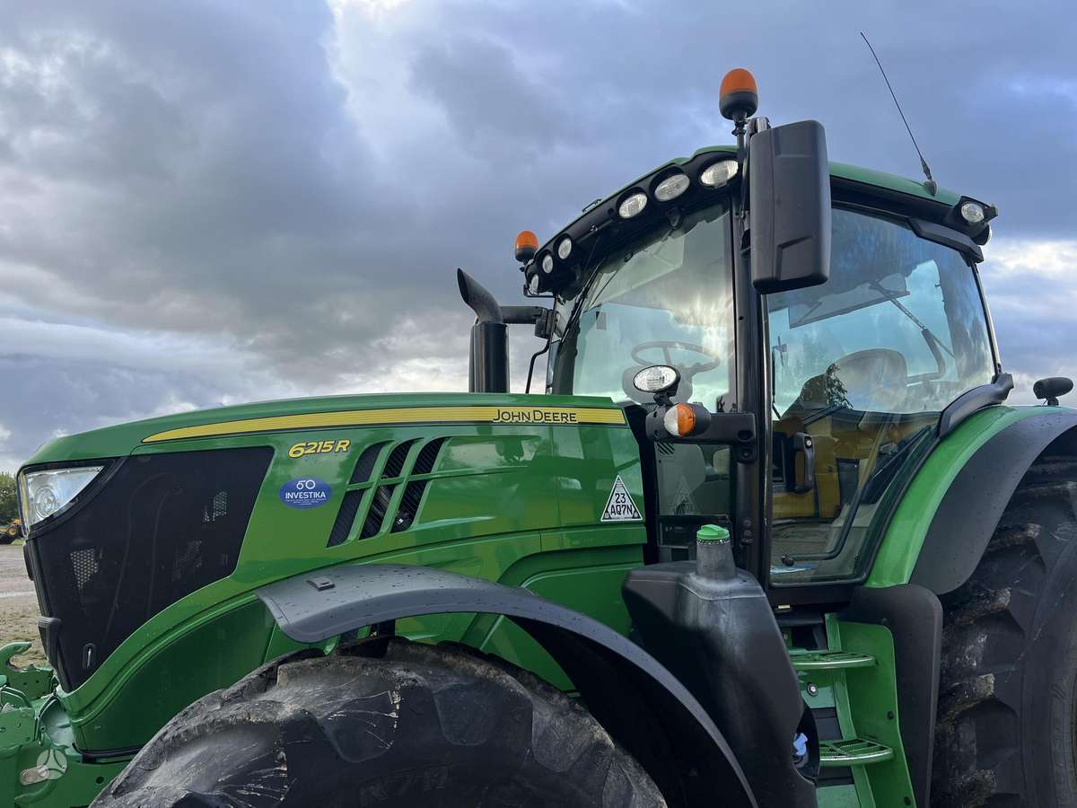 John Deere 6215R, traktoriai