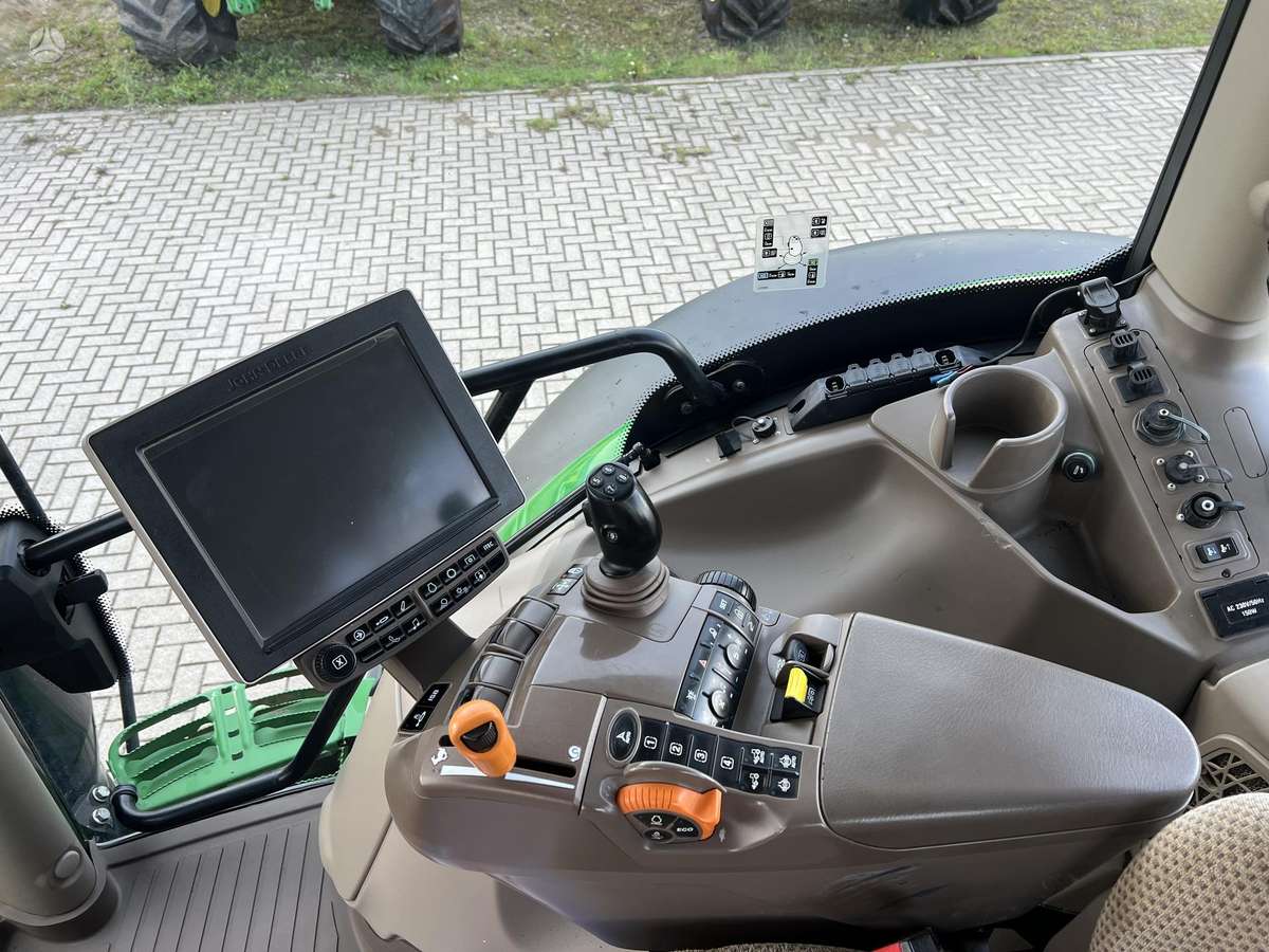 John Deere 6215R, traktoriai