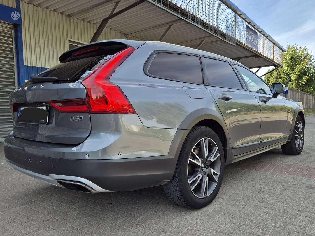 Volvo V90 Cross Country - 4