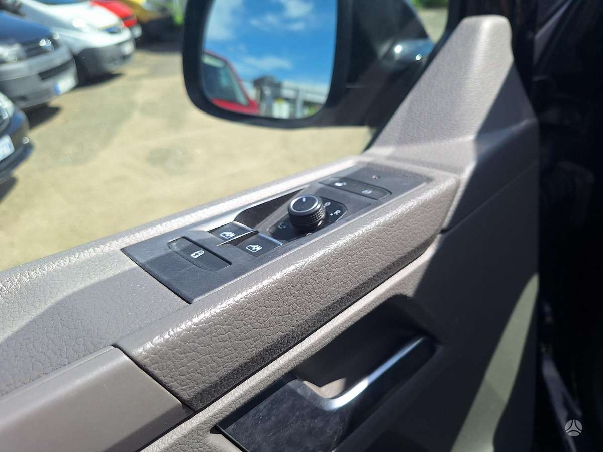 Volkswagen Caravelle - 12