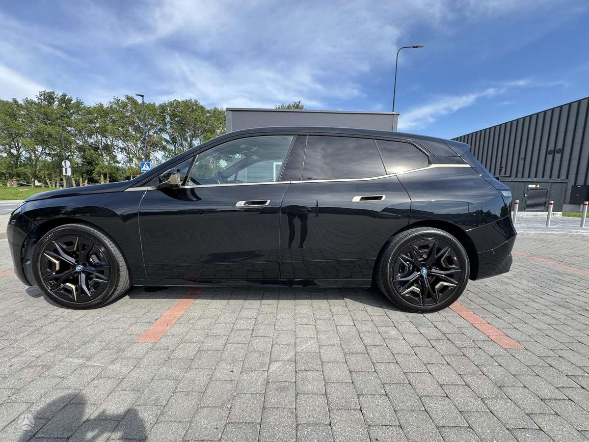 BMW iX - 9