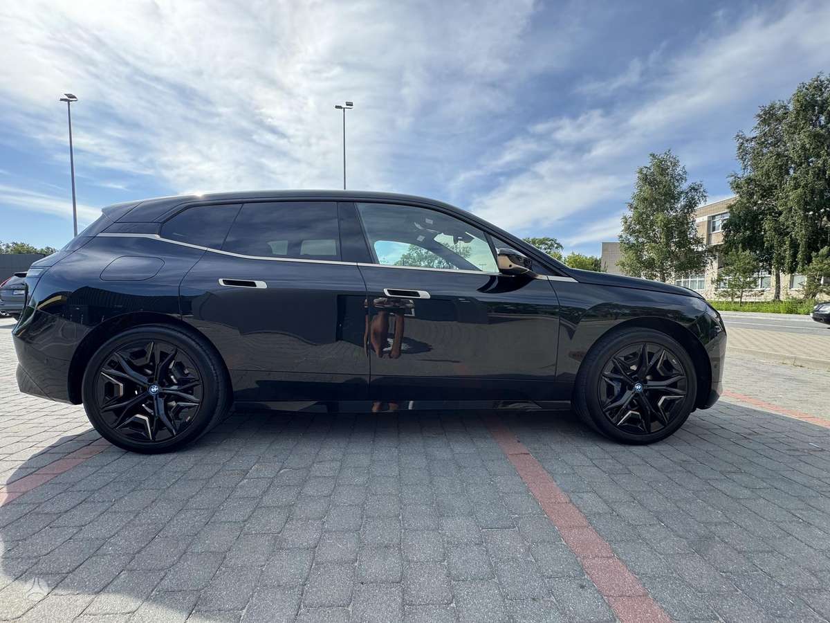 BMW iX - 10