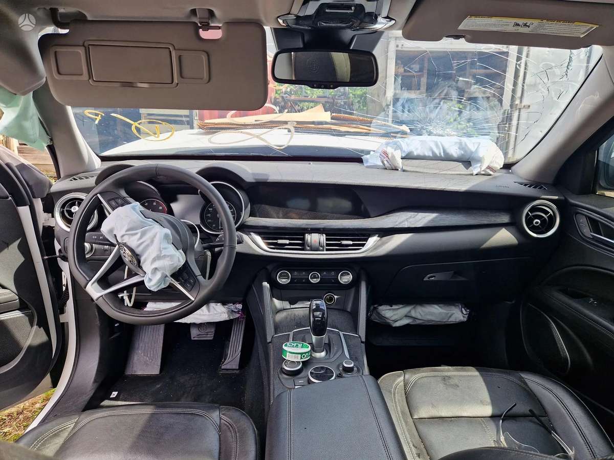 Alfa Romeo Stelvio dalimis. Dalimis