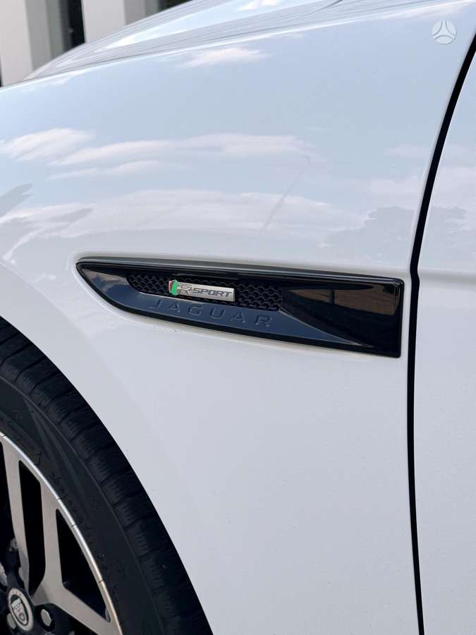 Jaguar F-Pace, Минивэн