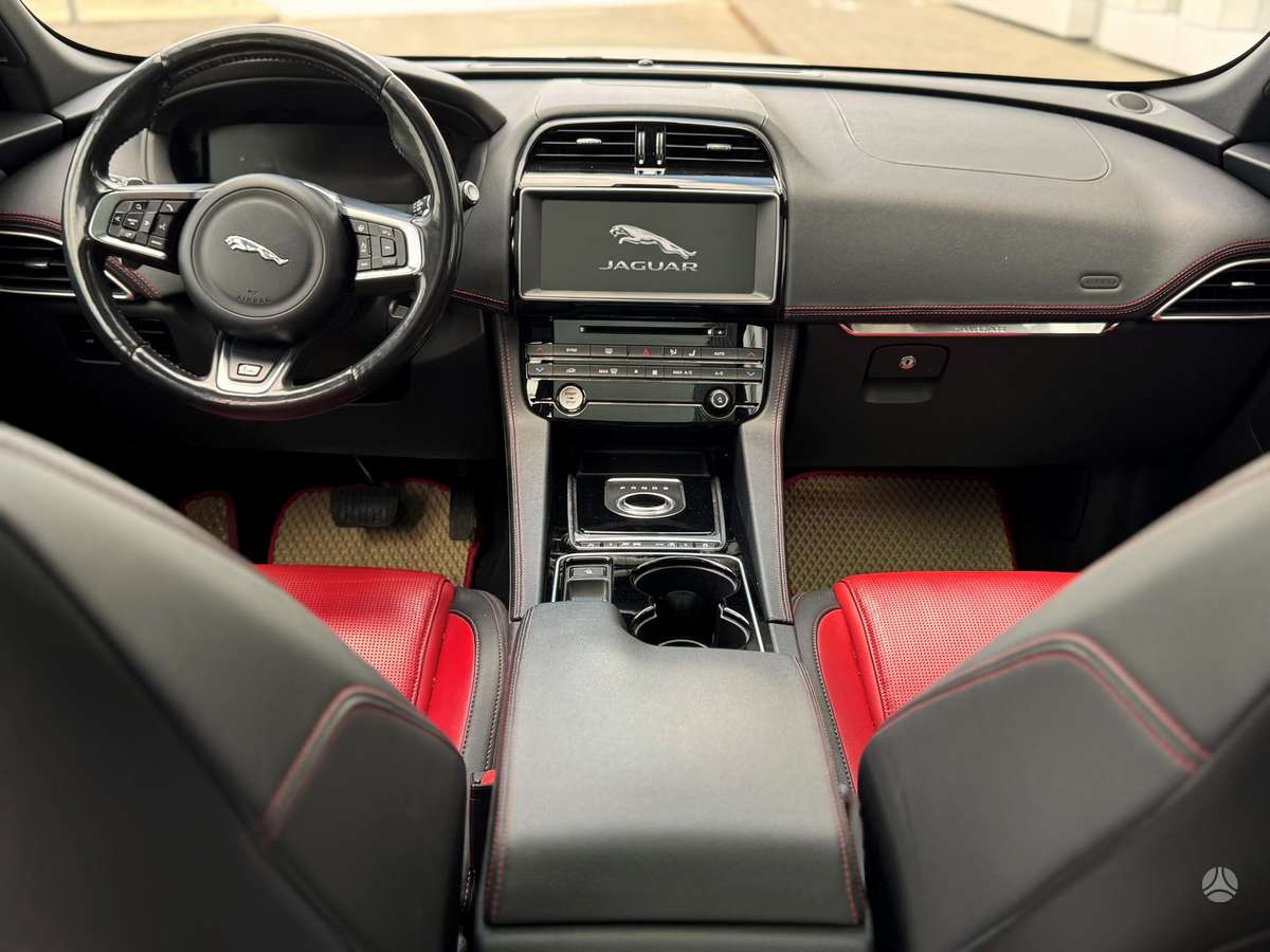 Jaguar F-Pace, Минивэн
