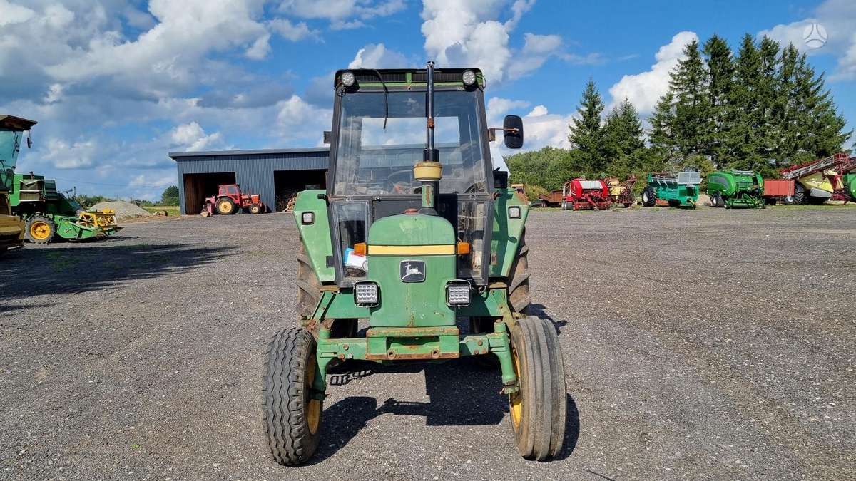 John Deere 2130, traktoriai