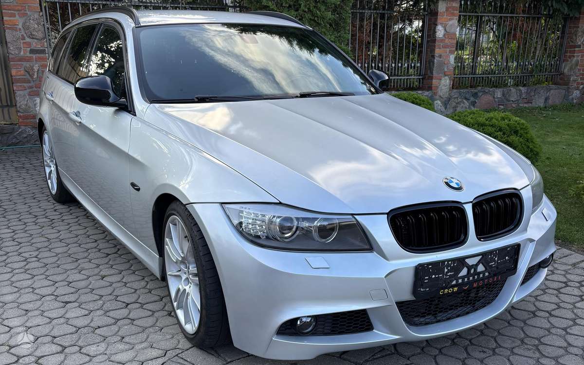 BMW 320, universalas