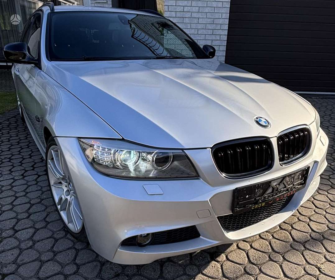 BMW 320, universalas