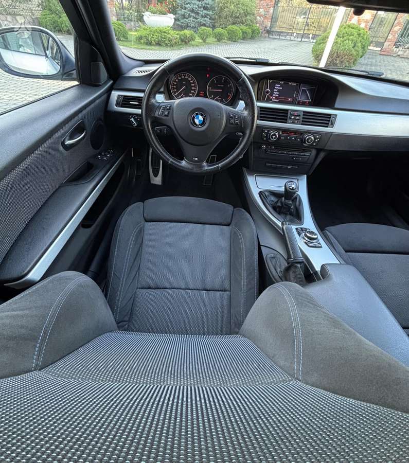 BMW 320, universalas