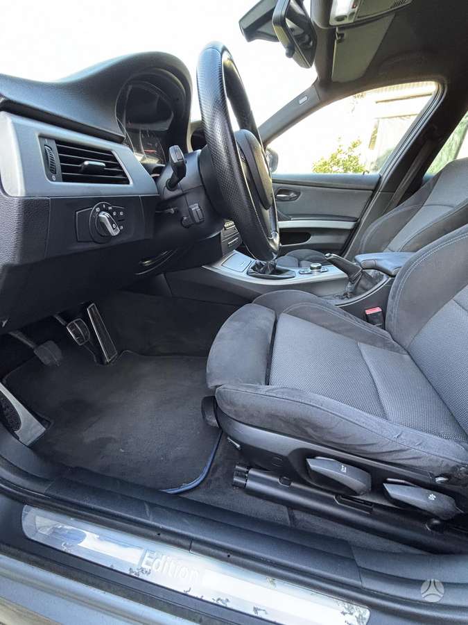 BMW 320, universalas