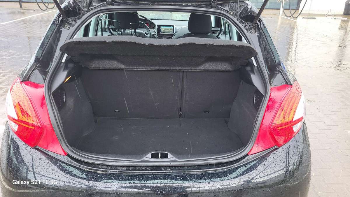 Peugeot 208, 1.2 l., hatchback