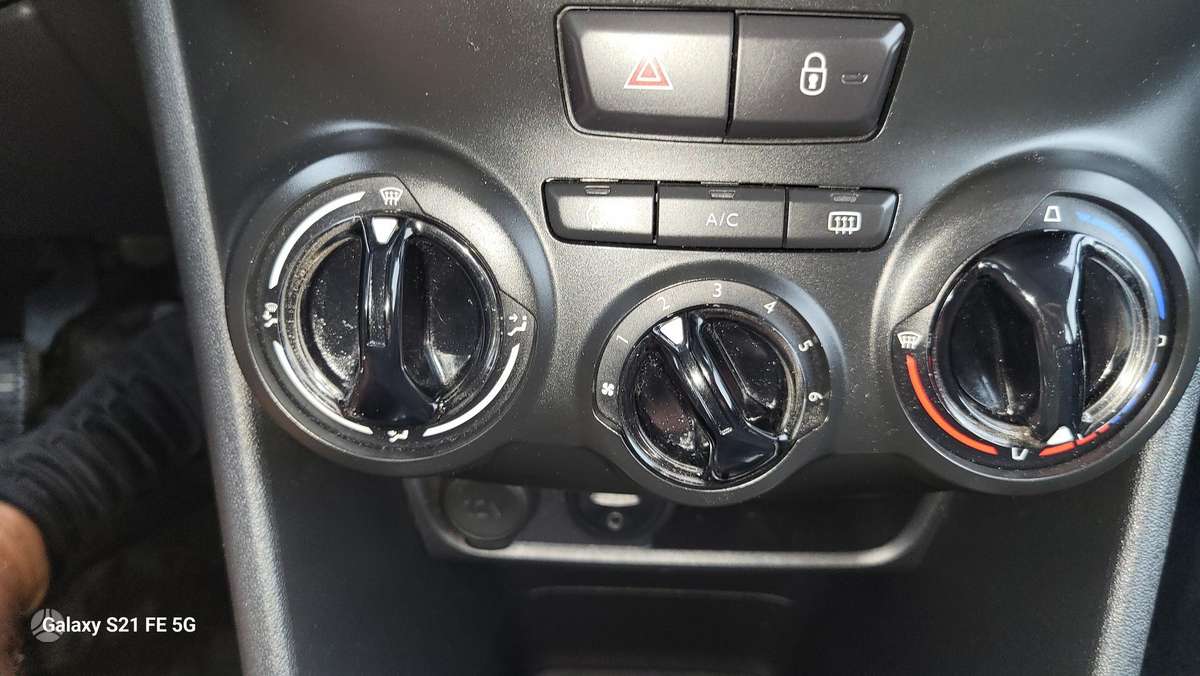 Peugeot 208, 1.2 l., hatchback
