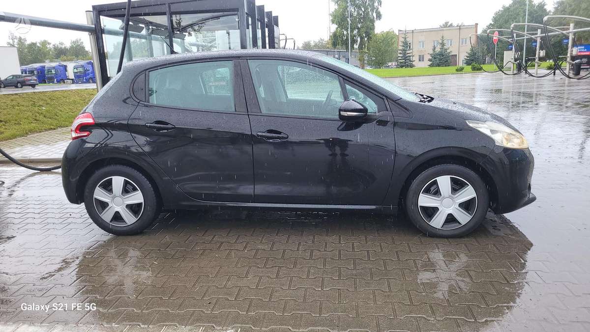 Peugeot 208, 1.2 l., hatchback