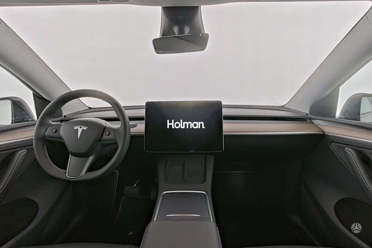 Tesla Model Y - 8