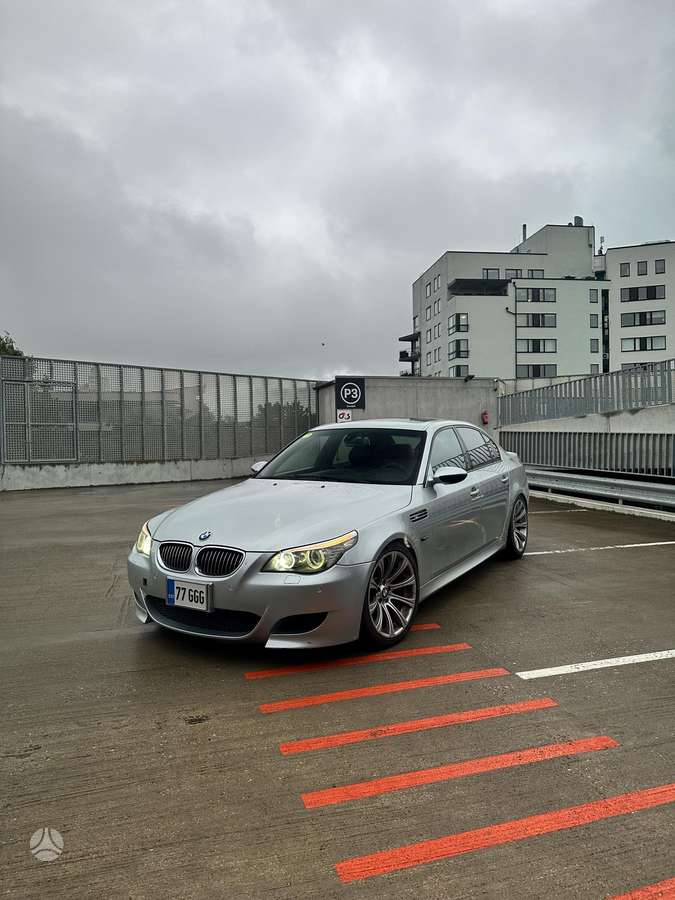 BMW M5, Седан