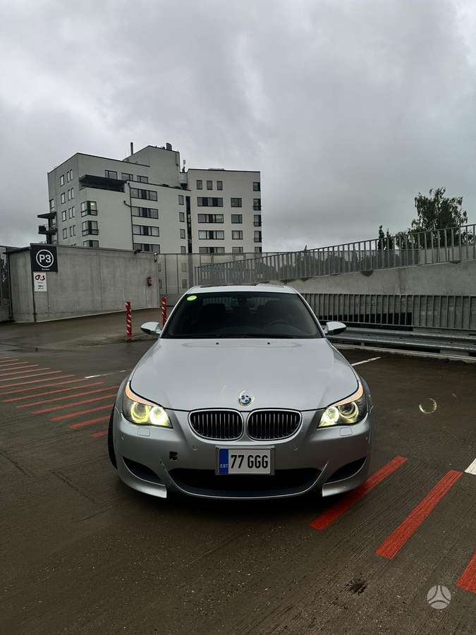 BMW M5, Седан