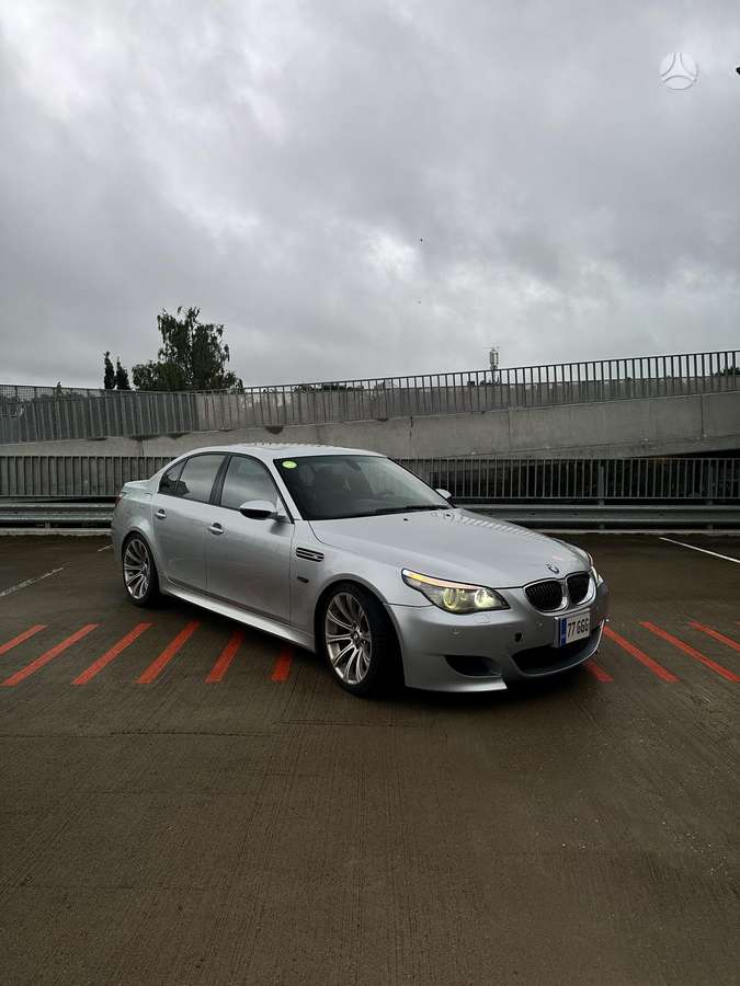 BMW M5, Седан