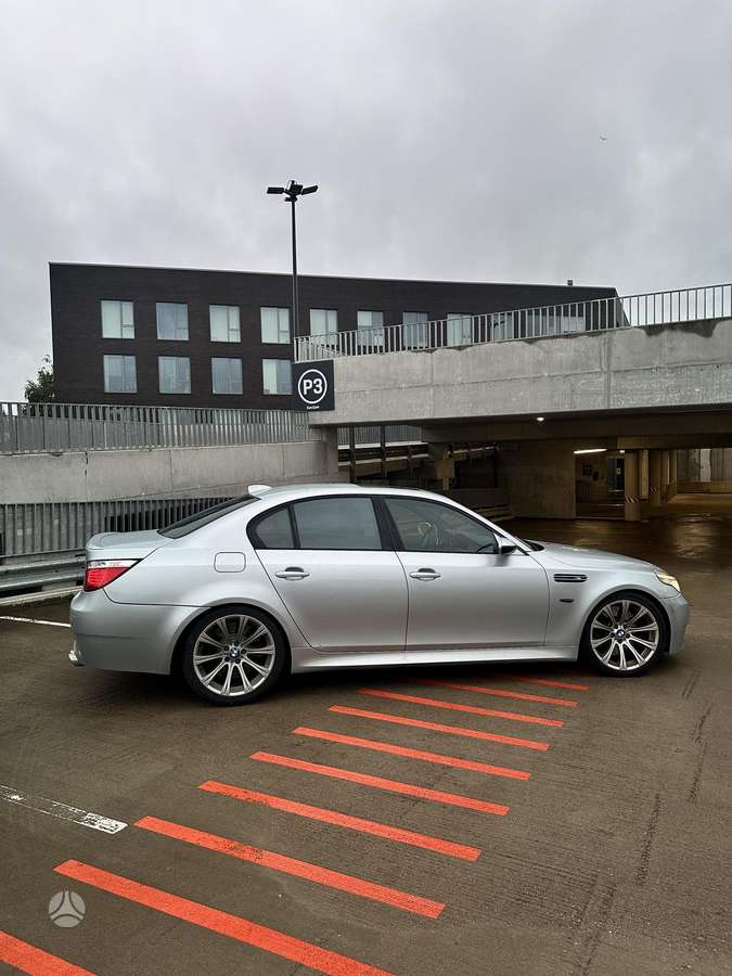BMW M5, Седан