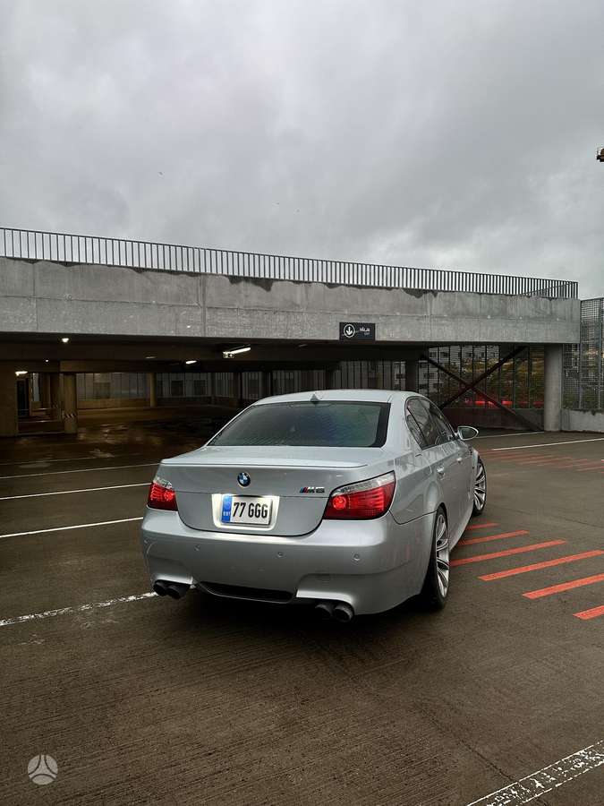 BMW M5, Седан
