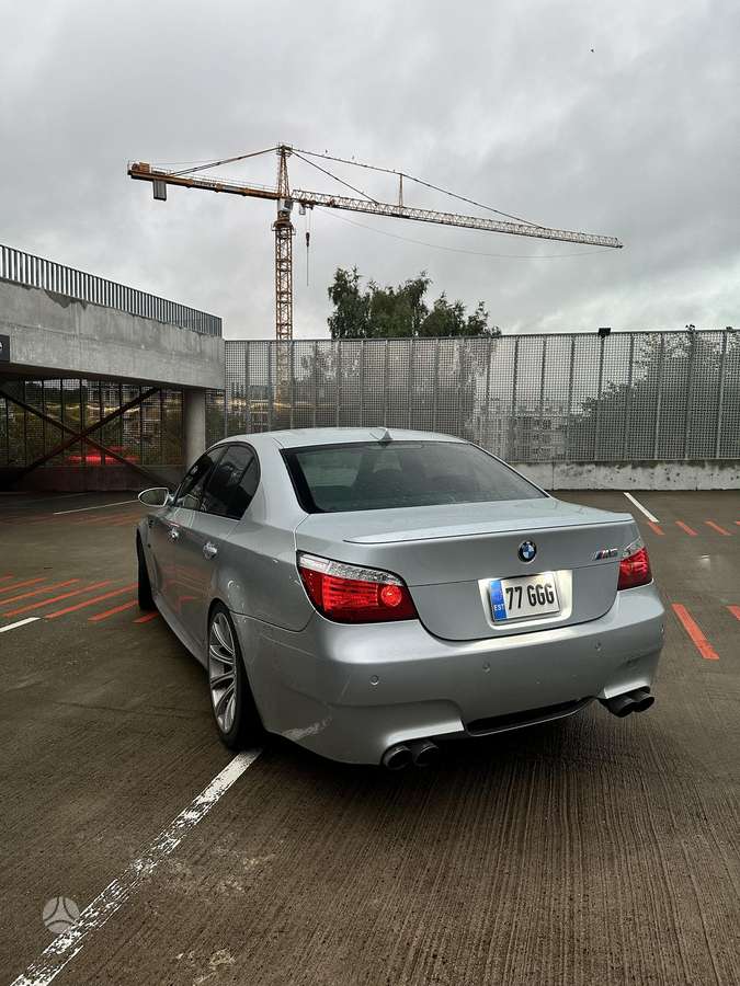 BMW M5, Седан
