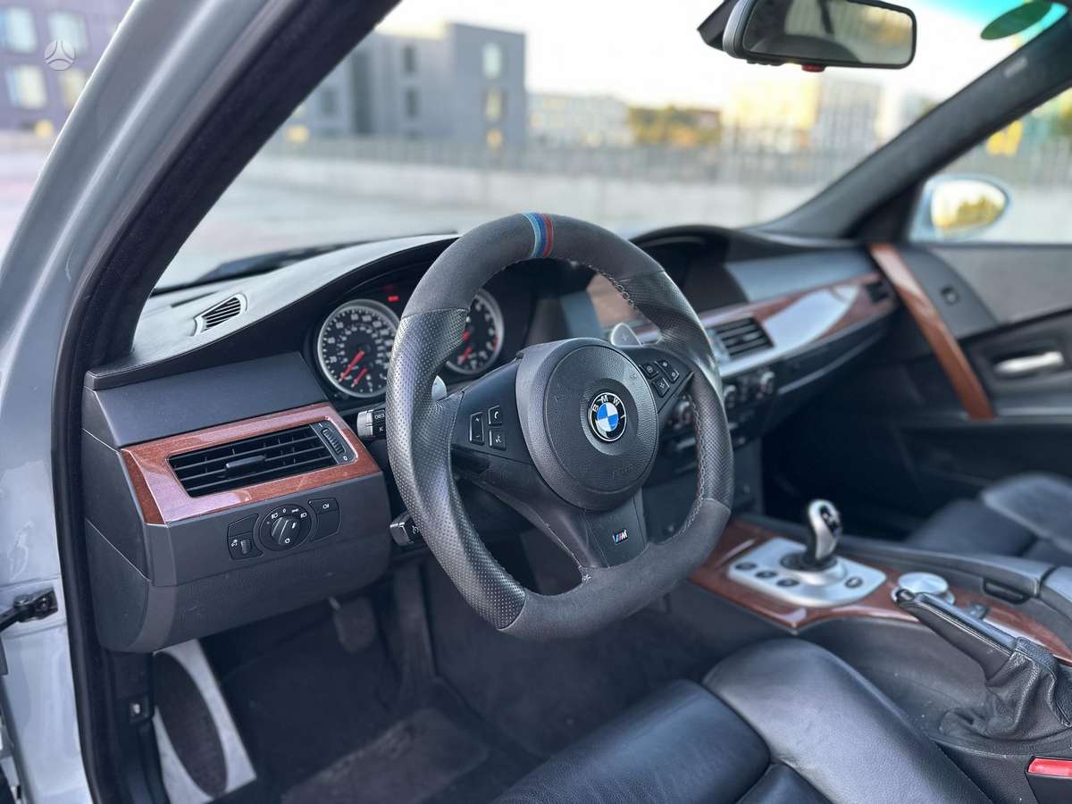 BMW M5, Седан