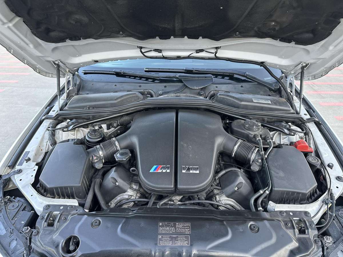 BMW M5, Седан