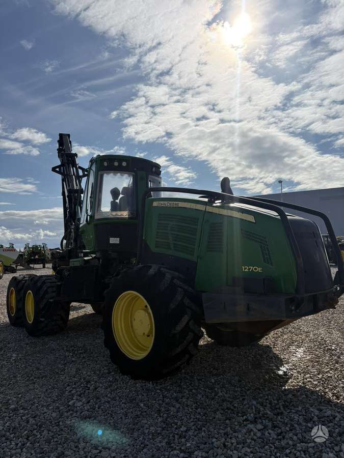 John Deere 1270E, harvesters