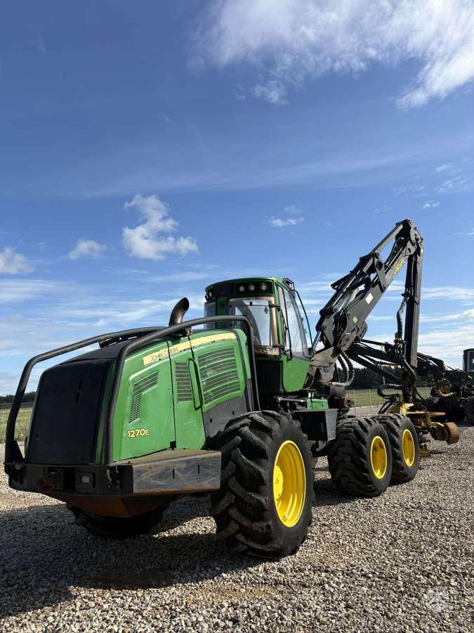 John Deere 1270E, harvesters