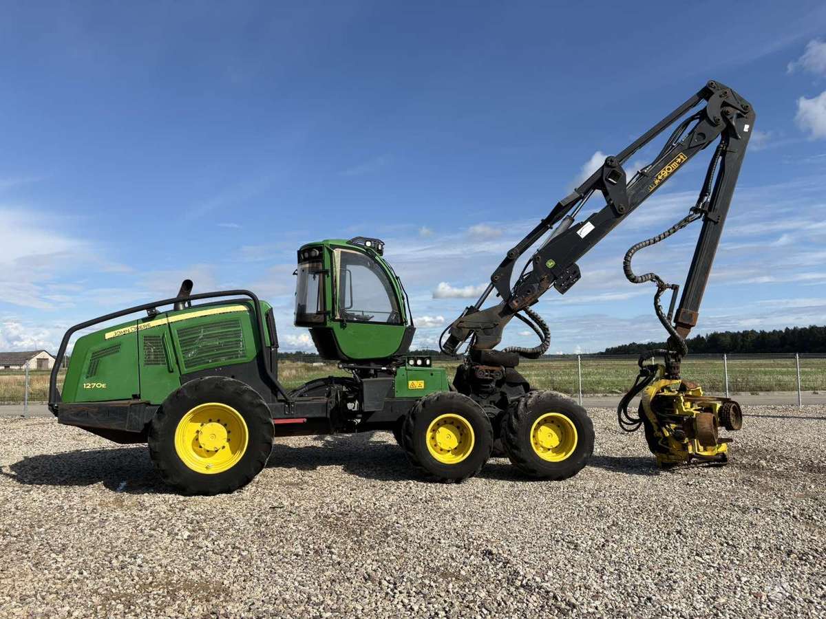 John Deere 1270E, harvesters