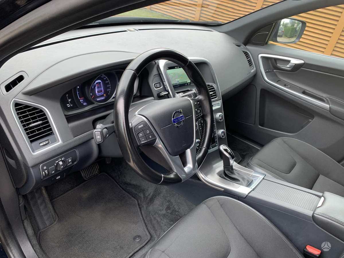 Volvo XC60, 2.0 l., off-road / crossover