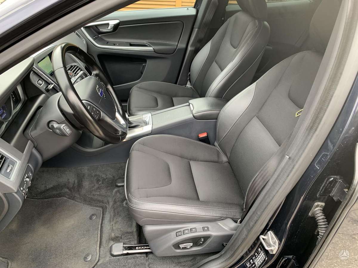 Volvo XC60, 2.0 l., off-road / crossover