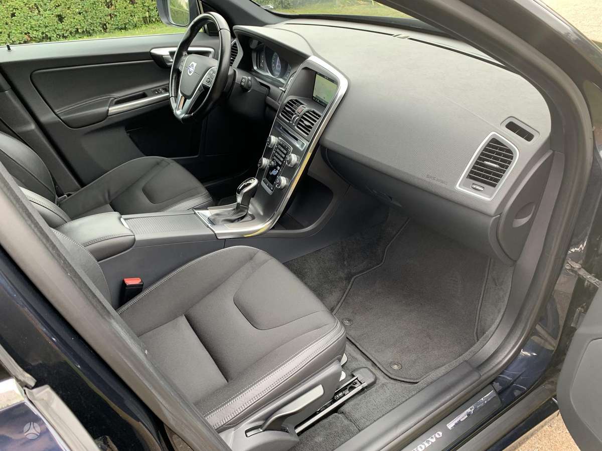 Volvo XC60, 2.0 l., off-road / crossover