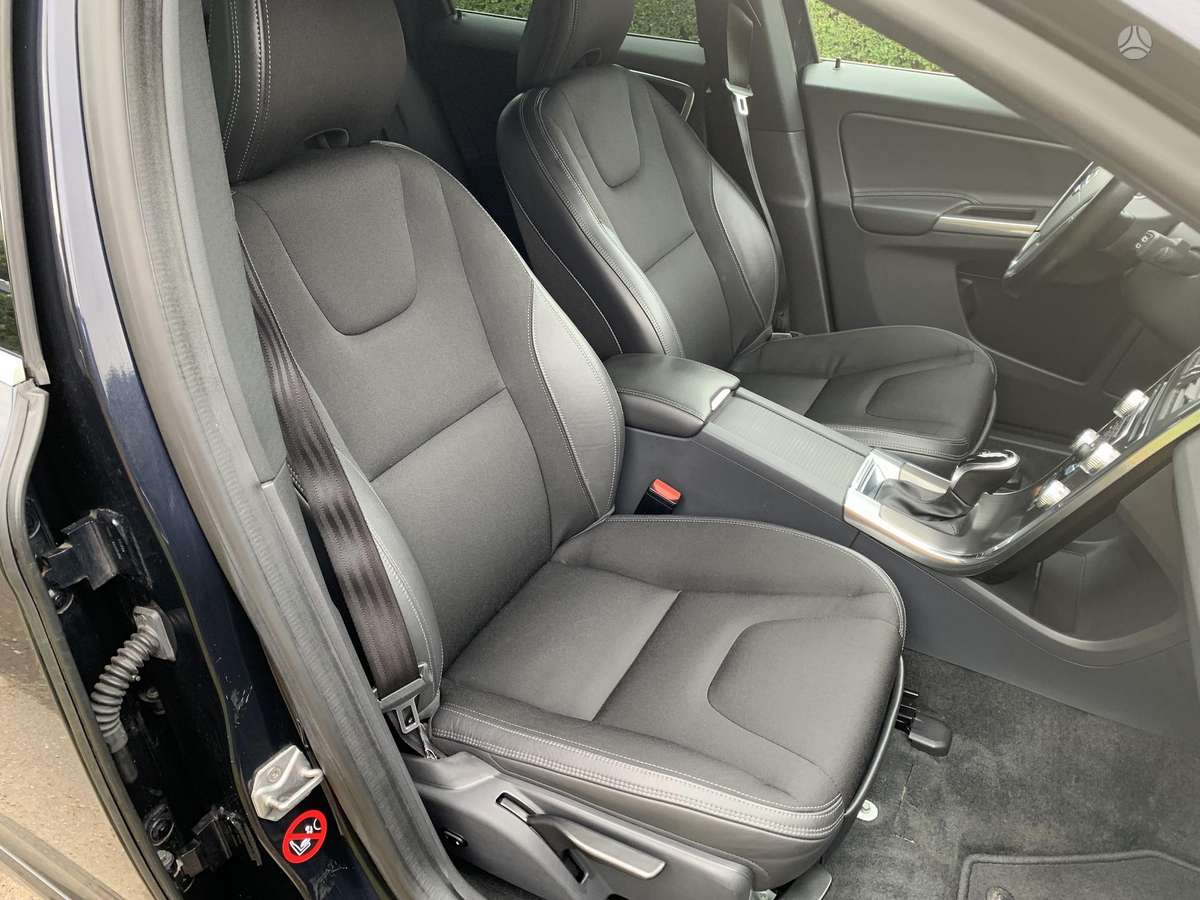 Volvo XC60, 2.0 l., off-road / crossover