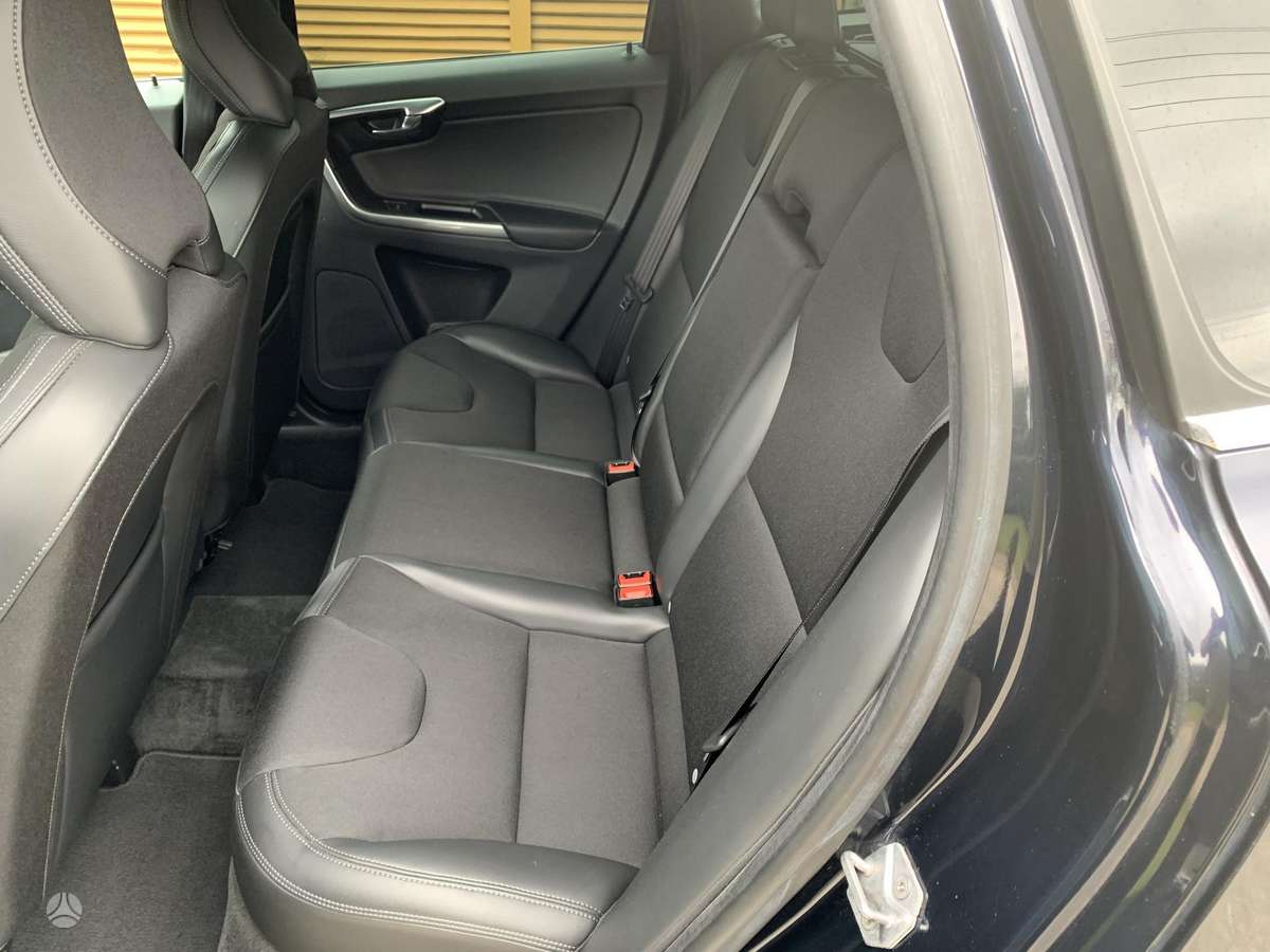 Volvo XC60, 2.0 l., off-road / crossover