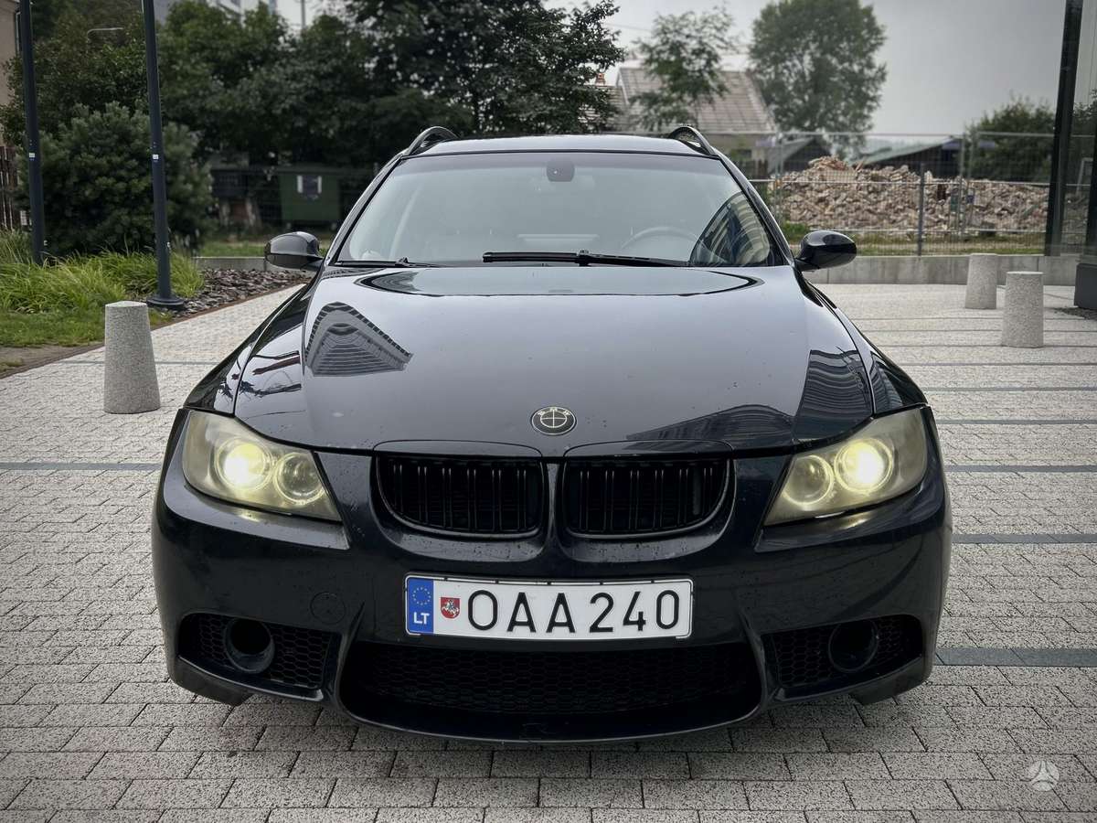 BMW 330, universalas