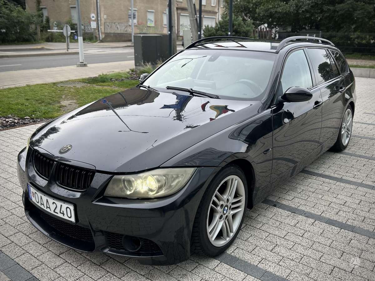 BMW 330, universalas