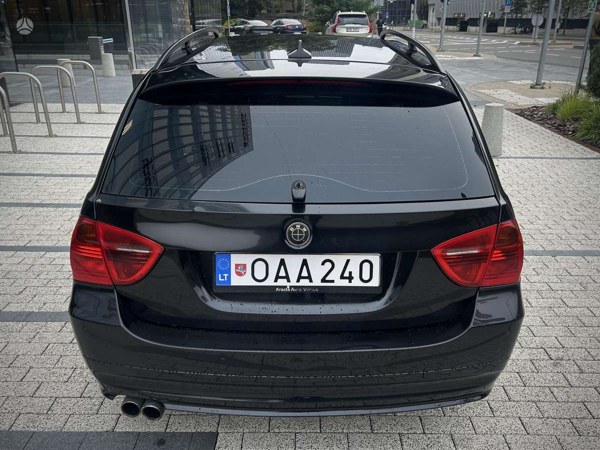 BMW 330, universalas